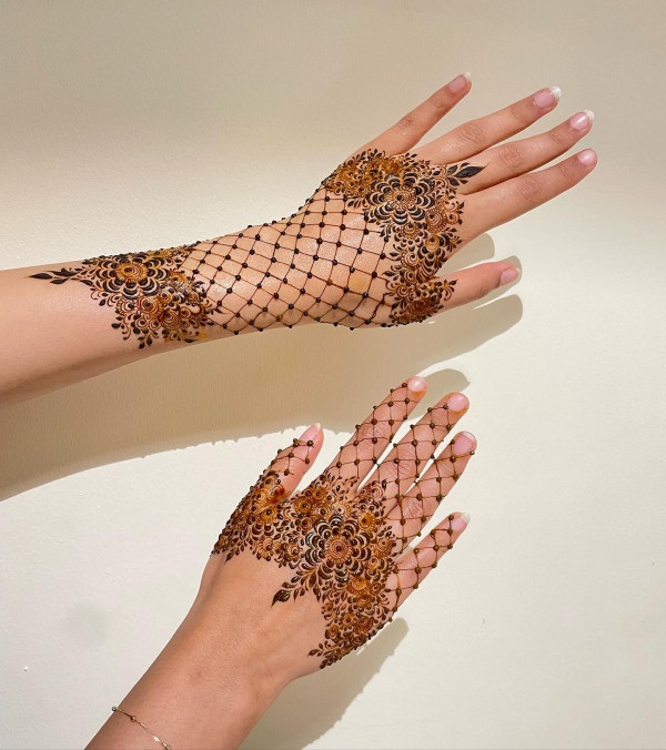 Top 10 Bridal Stylish Mehndi Back Hand Mehndi Designs 5 bridal stylish mehndi back hand mehndi design bridal stylish mehndi back hand mehndi design bridal stylish mehndi back hand mehndi design