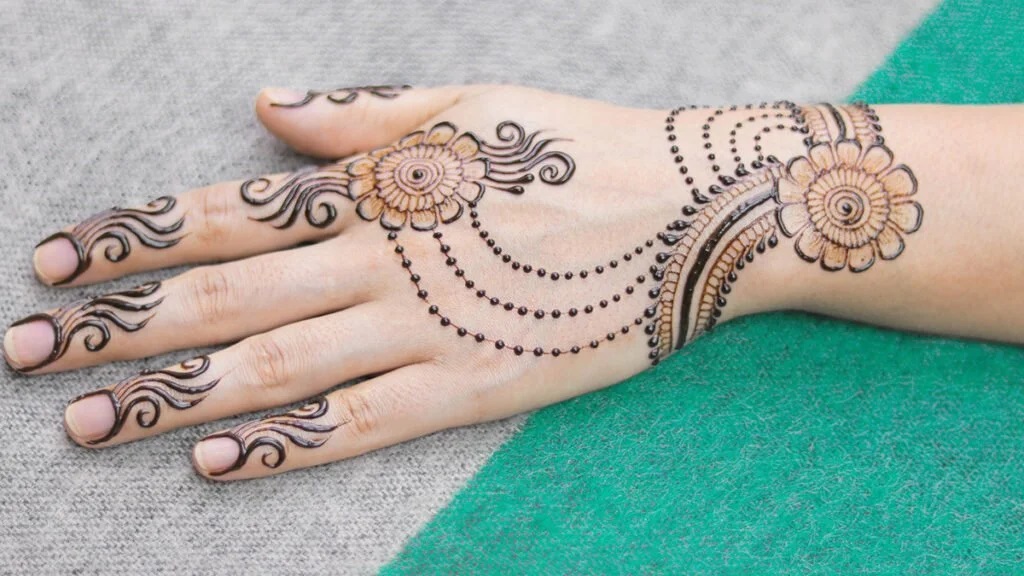 Top 10 Round Shape Mehndi Designs: Timeless Elegance in Every Circle 5 round shape mehndi design round shape mehndi design round shape mehndi design
